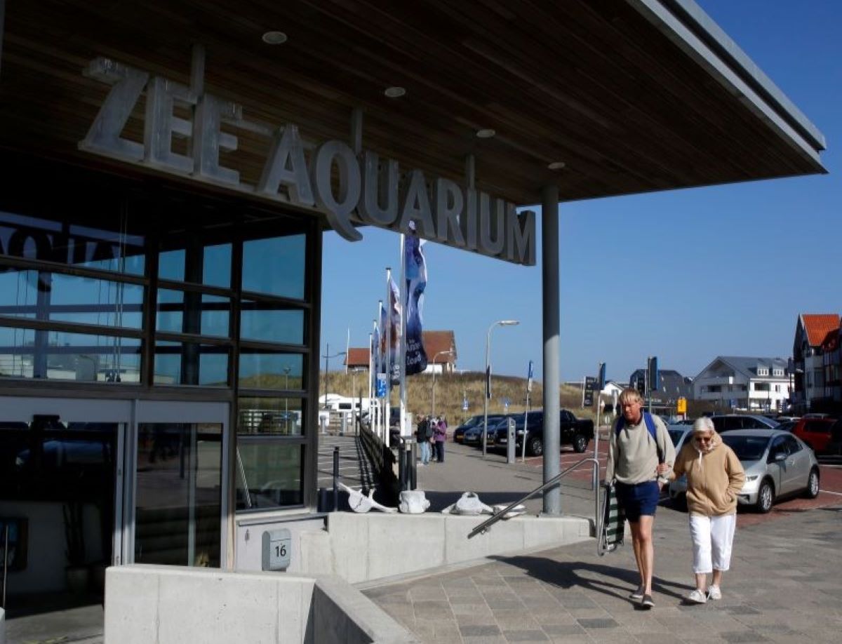 Zee Aquarium in Bergen aan Zee met wandelende mensen die naar binnen gaan